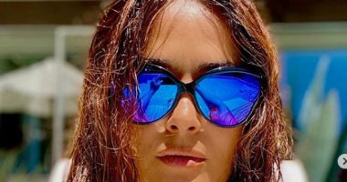 سلمى حايك فى أحدث صورتين سيلفى لها والهدف إظهار مانيكير القدم