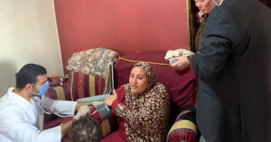وكيل صحة الغربية يجرى الكشف على الحالات بالمنازل بقرية دفرة "صور"