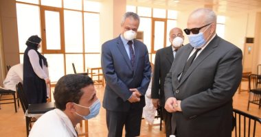 رئيس جامعة القاهرة يتفقد امتحانات الدراسات العليا بمعهد الأورام بالشيخ زايد.. صور