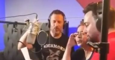 مدحت صالح مع ماجد المصرى أثناء تسجيل أغنية تتر مسلسل "الوجه الآخر".. فيديو