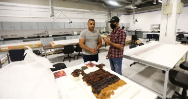 "اليوم السابع" داخل معمل ترميم الآثار العضوية بالمتحف الكبير.. المرممون يتسلمون القطعة شبه متهالكة ويعيدونها كما كانت فى مصر القديمة.. وترميم درع فريد ووشاح لتوت عنخ آمون يعرضان لأول مرة منذ اكتشافهما