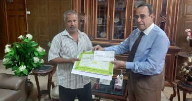 منجد يعيد ذهب بنصف مليون جنيه لصاحبه ومحافظ شمال سيناء يكرمه لأمانته