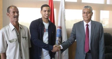 رئيس جنوب الوادى يكرم "طالب القصب" ويعلن إعفائه من المصروفات