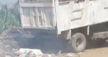 محافظ المنوفية يحيل واقعة إلقاء قمامة من سيارات المحافظة فى الترعة للتحقيق.. فيديو