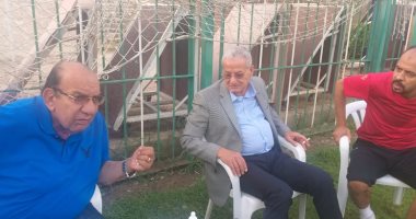 رئيس المقاولون والمشرف على الكرة يحضران المران لتحفيز اللاعبين قبل لقاء مصر