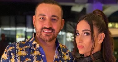 محمد دياب بـ"لوك تسعيناتى" مع زوجته هاجر الإبيارى: "حاسس إنى حزلقوم"
