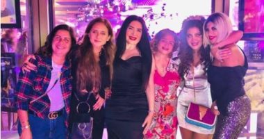 ريهام حجاج تحتفل بعيد ميلادها فى أجواء التسعينيات بحضور نجوم الفن.. صور