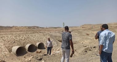 لجنة من المياه الجوفية والطرق تتفقد مخرات السيول بمرسى علم..صور