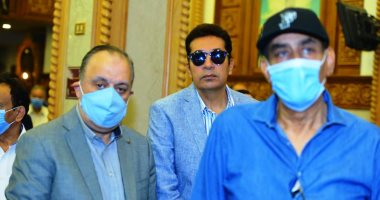 أحمد بدير وماندو العدل ومنير مكرم أول حضور جنازة المنتصر بالله.. صور