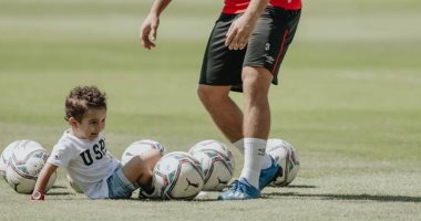 "وصلة لعب" تجمع محمد محمود ونجل أيمن أشرف فى مران الأهلى