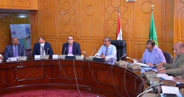 محافظ الإسماعيلية يستعرض موقف ملف التصالح فى مخالفات البناء .. صور