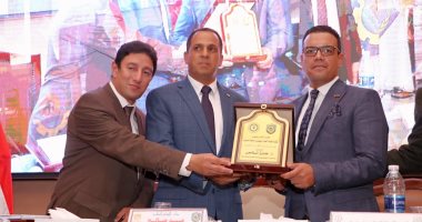 جامعة دمنهور تحتفل بتخريج دفعة كلية الطب البيطرى 2020 بحضور نقيب البيطريين