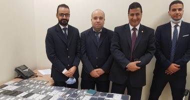 ضبط راكب بمطار القاهرة حاول تهريب كمية من الهواتف المحمولة 