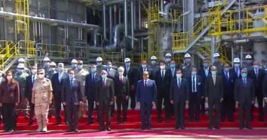 الرئيس السيسي يلتقط صورة تذكارية داخل مجمع التكسير الهيدروجينى بمسطرد