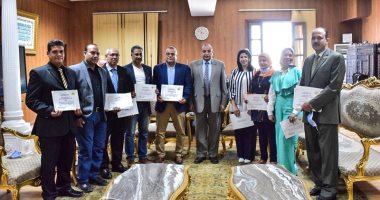 رئيس جامعة بنى سويف يلتقى بالعاملين الحاصلين على برنامج مكافحة الفساد 