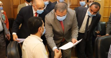 وزير القوى العاملة يوزع 91 عقد عمل لذوى القدرات الخاصة و229 شهادة أمان بالشرقية