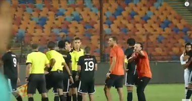 لاعبو الجونة يعنفون الحكم بعد الخسارة من الزمالك.. فيديو