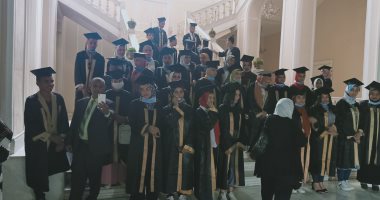 أوائل الدبلومات الفنية يلتقطون صورا تذكارية بديوان وزارة التعليم قبل تكريمهم