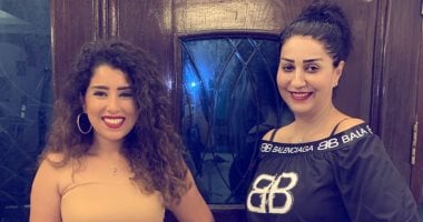 الأختين الحلوين.. أيتن عامر فى صورة جديدة مع شقيقتها وفاء: "الأخت الكبيرة"