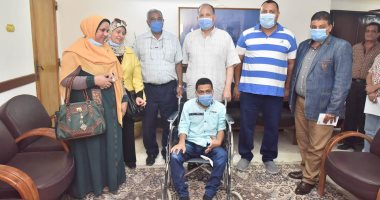 محافظ أسيوط يوجه بتوفير فرصة عمل لشاب من ذوى الهمم ويتبنى موهبته 