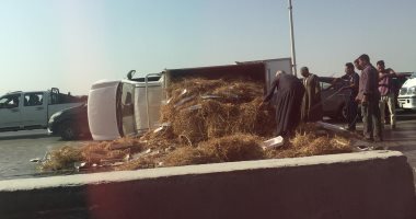 انقلاب سيارة على الطريق الدائرى اتجاه أكتوبر يتسبب فى زحام مرورى.. صور