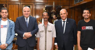 محافظ قنا يكرم طالب القصب وشقيقه لتفوقهما العلمى "صور"