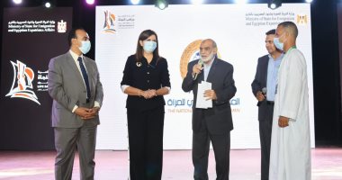 وزيرة الهجرة تسلم قروضا حسنة لشباب من المنيا لبدء مشروعات متناهية الصغر