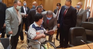 وزير القوى العاملة يسلم عقود العمل لذوى الهمم من الشرقية.. صور