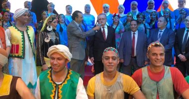السفير الروسى بالقاهرة جيورجى بوريسينكو يحضر عرضا لفرقة رضا للفنون الشعبية
