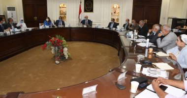 وزير الإسكان يشدد على الالتزام بالجداول الزمنية لكافة مشروعات الإسكان الاجتماعي 