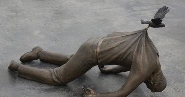 100 منحوتة عالمية.. "المرور" عمل فنى يثير الحزن