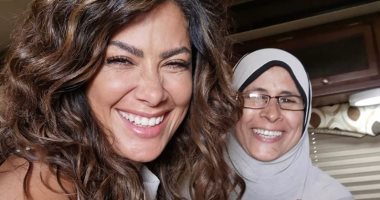 صبا مبارك مع مديرة أعمالها:" اللى عنده ضحكة زى دية".. صور
