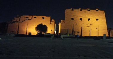إضاءة معبد الكرنك بمحافظة الأقصر احتفالا باليوم العالمى للسياحة 
