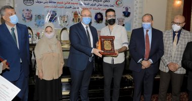 محافظ بنى سويف يكرم أسر شهداء الأطباء فى مجابهة فيروس كورونا.. صور