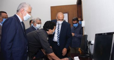القائم بعمل رئيس جامعة طنطا يتفقد مبنى كلية الآداب ويكافئ العاملين.. صور