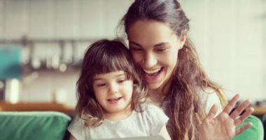 اعرفي إزاي تعملي جو مناسب بالبيت لأطفالك لو هيتعلموا عن بعد في زمن كورونا