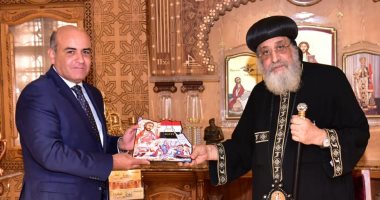 البابا تواضروس يهدى سفير القاهرة بلاهاي مجسم خريطة مصر بصورة العائلة المقدسة