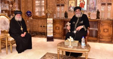 البابا تواضروس يبحث مع أسقف جرجا الخدمات الرعوية بالإيبارشية