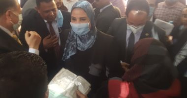 وزيرة التضامن تستمع لمشاكل المواطنين أثناء تفقدها لرعاية الأحداث بأسيوط