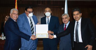 تقديراً لجهودهم في مواجهة كورونا..جامعة طنطا تكرم 5 من أساتذة الطب  