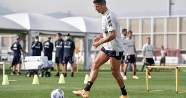 رونالدو يشارك الجمهور صورة من التدريبات فى الملعب.. ويعلق: back on track