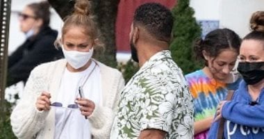 بعد إطلاقها Pa Ti + Lonely..جنيفر لوبيز فى رحلة تسوق مع أصدقائها..شوف الصور