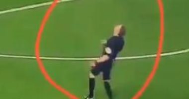 حركة من حكم مباراة ليفربول وأرسنال تفضح ميوله التشجيعية.. فيديو