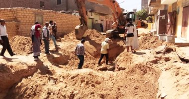 رئيس مدينة البياضية بالأقصر يتفقد العمل بمشروع الصرف الصحى.. صور