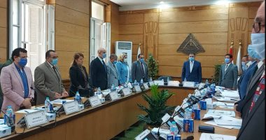 مجلس جامعة بنها يبدأ جلسته بالوقوف دقيقة حداد على أمير الكويت الراحل.. صور