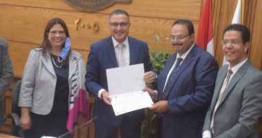 مجلس جامعة بنها يكرم المستشار الهندسى لجهوده فى المنشآت الجديدة
