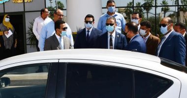 محافظ الفيوم يشهد بدء عمل أول سيارة للضبطية القضائية لحماية المستهلك.. صور