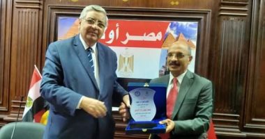 مستشار الرئيس للشئون الصحية يحاضر لطلاب دار العلوم عن الوقاية من كورونا..صور