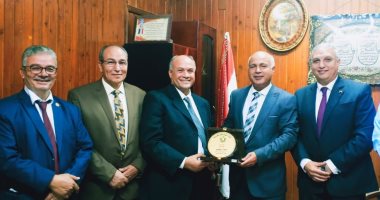 نقابة أطباء الأسنان تكرم وكيل وزارة الصحة في الغربية
