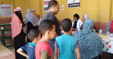 الكشف على 1127 مواطن فى قافلة طبية مجانية بصحارى أسوان.. صور